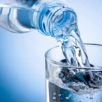 7 sorprendentes beneficios de tomar agua mineral con gas para tu salud