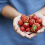 Los 7 increíbles beneficios del agua de fresas para tu piel