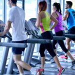 10 beneficios de hacer máquinas en el gimnasio que cambiarán tu cuerpo