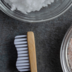 10 increíbles beneficios de cepillarse con sal marina y sus desventajas: ¡descubre cómo mejorar tu salud bucal de forma natural!