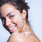 5 Increíbles beneficios de bañarse con agua y sal que debes conocer