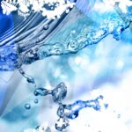 7 beneficios increíbles de tomar agua en una botella azul que debes conocer