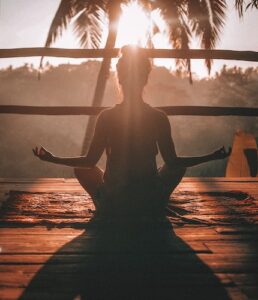 10 Beneficios Increíbles de Hacer Yoga por la Mañana que te Sorprenderán