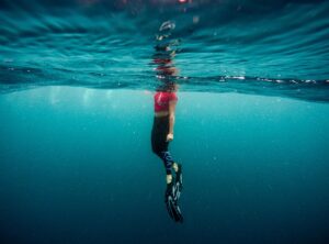 5 Increíbles Beneficios de Nadar con Aletas y Manoplas para Potenciar tu Entrenamiento Acuático